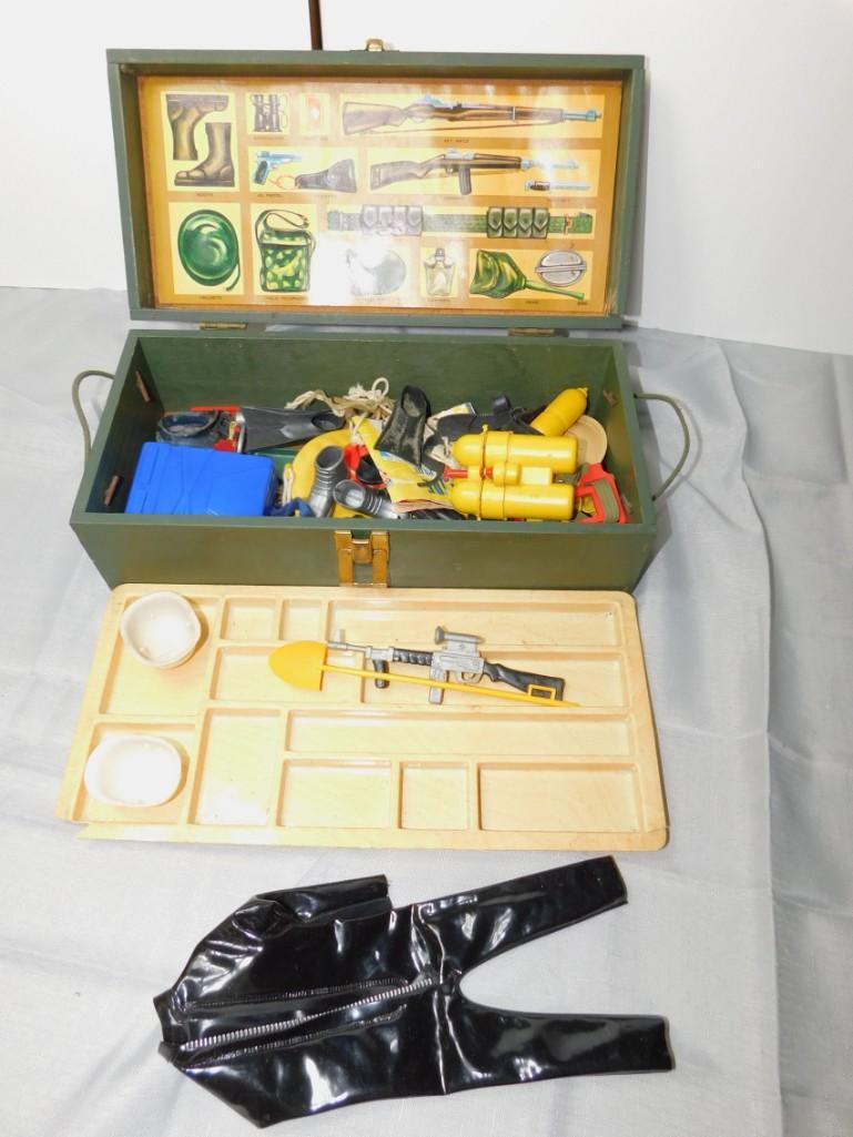 GI Joe Equipment Trunk / foot locker with Accessories (1 of 4)