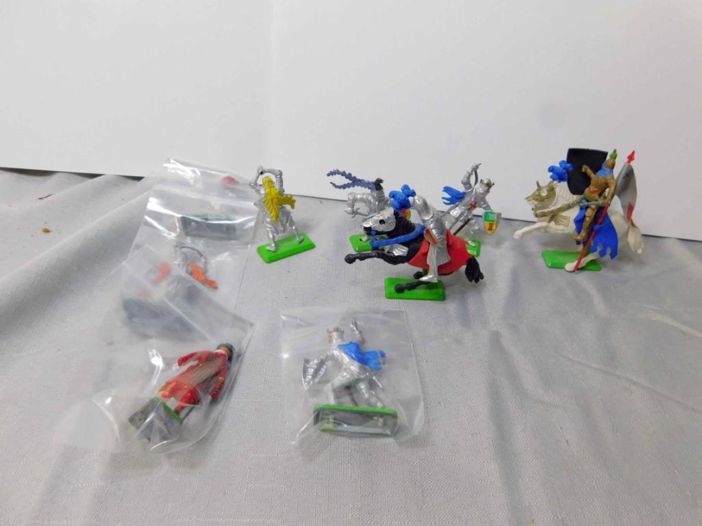 9 Britain's Deetail Plastic Knight Figures with Metal (1 of 3)