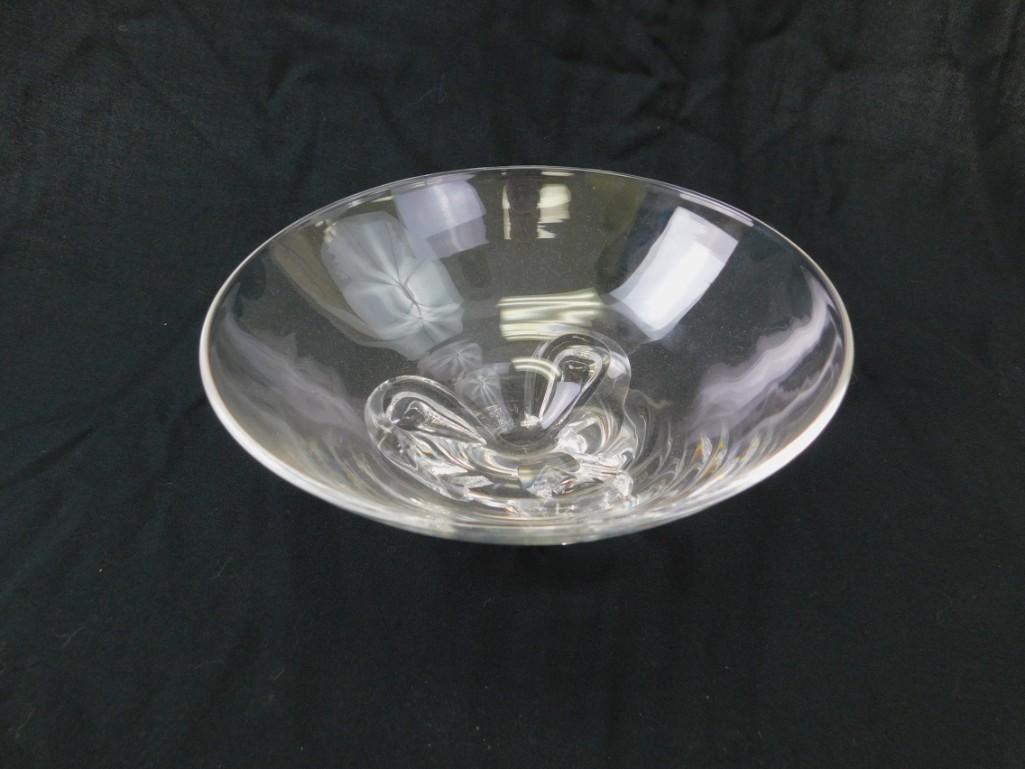 Steuben Glass Floret 8059 Footed Bowl 8" Diameter: Steuben Glass Floret 8059 Footed Bowl 8" Diameter . Marked " Steuben " on the bottom . Condition: no chips or cracks. Nice condition. Has just a few scratches on the bottom from use/disp