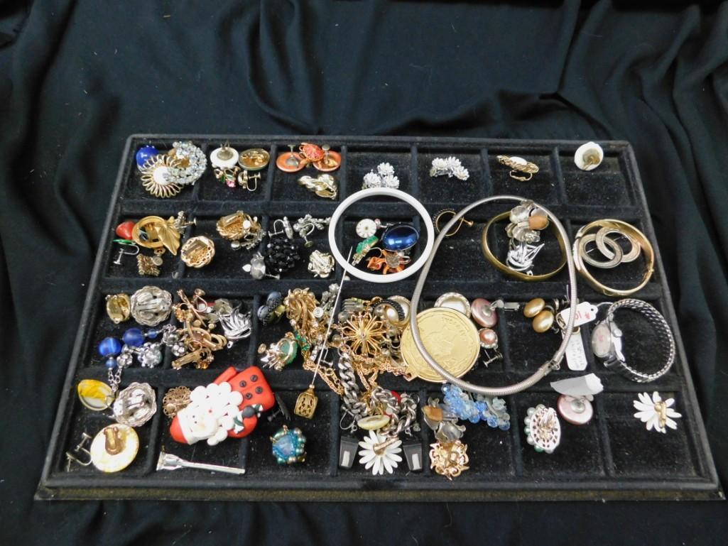 Lot of Vintage Costume Jewelry: Lot of Vintage Costume Jewelry Please Note: tray is not included