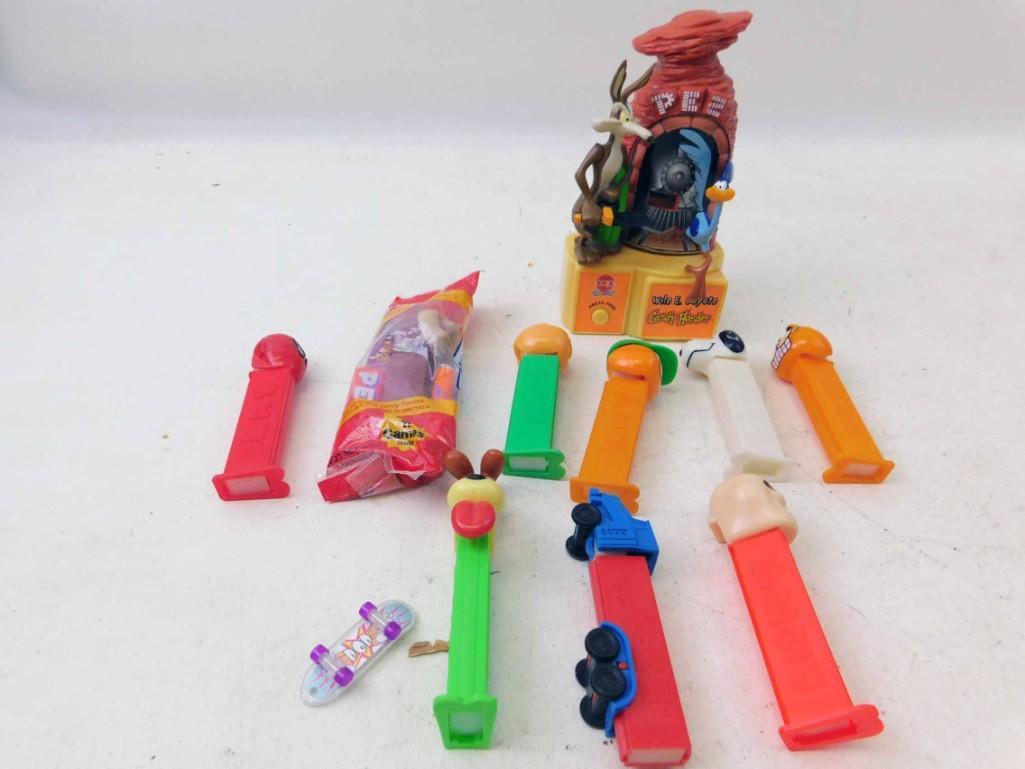 Lot of 10 Pez Dispensers incl Taz , Snoopy , Garfield ,: Lot of 10 Pez Dispensers incl Taz , Snoopy , Garfield , Wile E Coyote Candy Dispenser , etc