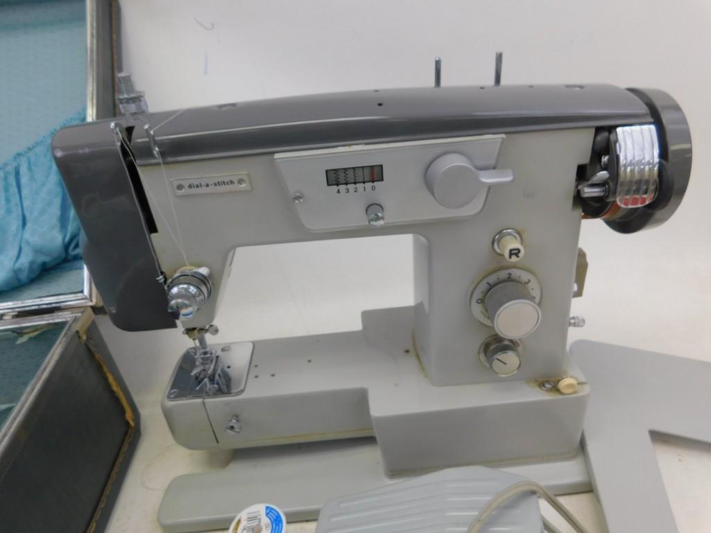 Zig Zaw Sewing Machine with Case (1 of 7)