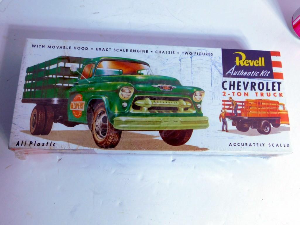 Revell '55 Chevrolet 2 Ton Truck with People Model Kit (1 of 3)
