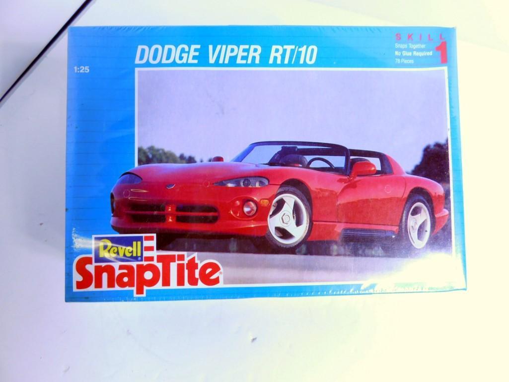 Revell Snap Tite Dodge Viper Kit Sealed in Box 1:25 (1 of 1)