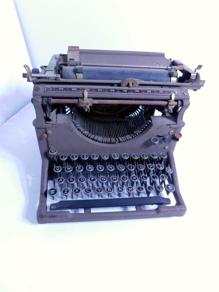 Vintage Manual Typewriter: Vintage Manual Typewriter Condition: untested