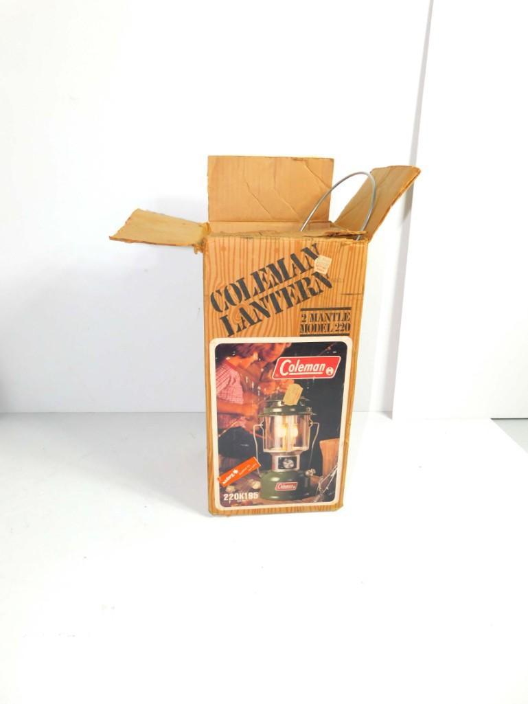 Coleman Lantern with Box Nice and Clean (1 of 7)