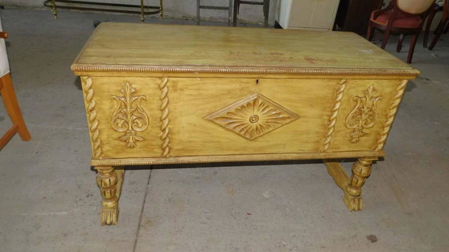 Roos Cedar Blanket Chest On Legs