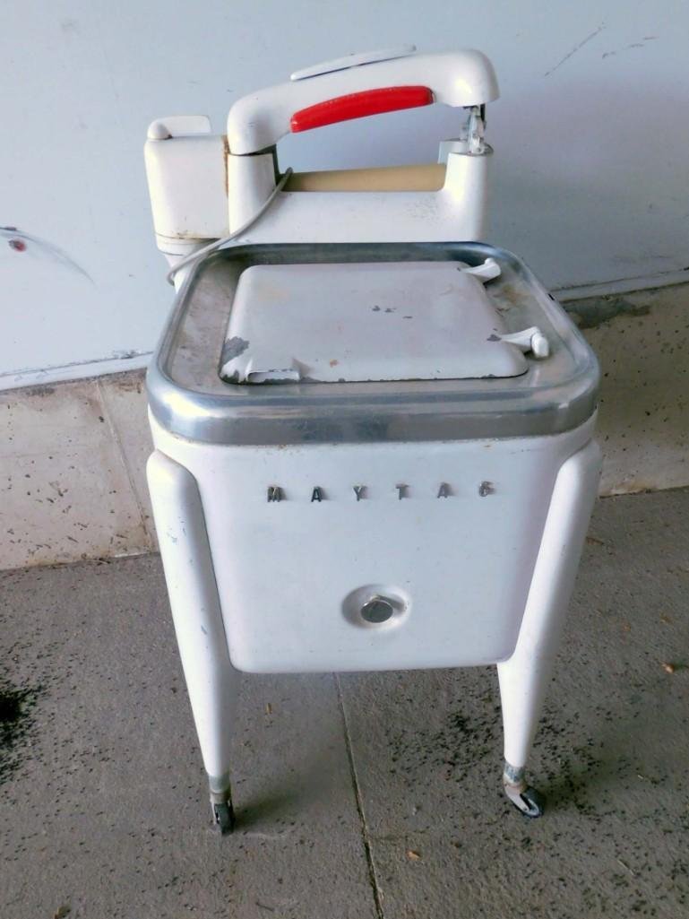 Vintage Maytag Ringer Washing Machine: Vintage Maytag Ringer Washing Machine Condition: untested ALL ITEMS MUST BE PICKED UP EITHER ON SATURDAY, JULY 17TH DURING OR WITHIN 1 HOUR OF THE AUCTION ENDING OR ON SUNDAY, JULY 18TH BETWEEN 11:00