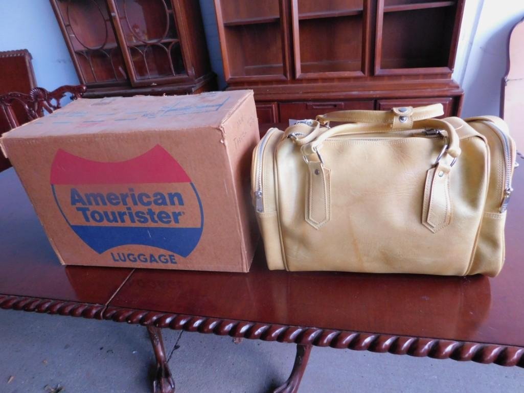 Vintage American Tourister New Old Stock with Original: Vintage American Tourister New Old Stock with Original Box Style 2518 Size 18" ALL ITEMS MUST BE PICKED UP EITHER ON SATURDAY, JULY 17TH DURING OR WITHIN 1 HOUR OF THE AUCTION ENDING OR ON SUNDAY,