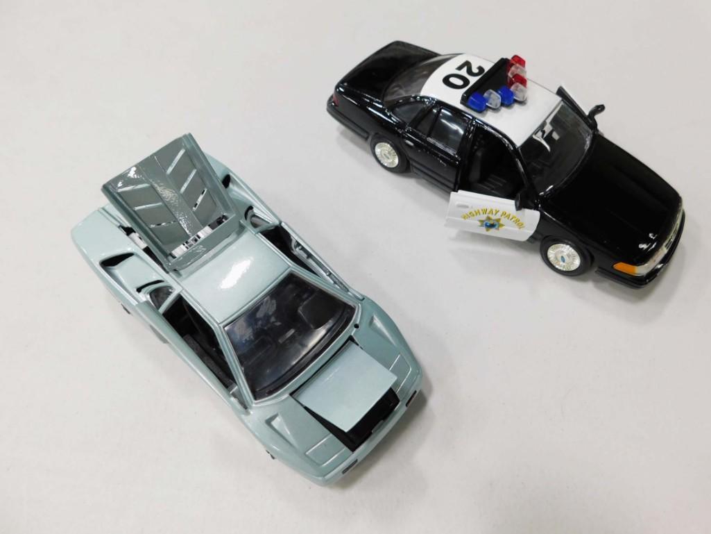 2 Die Cast Model Cars incl 1:24 Scale Crown Victoria (1 of 2)