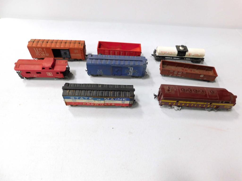 7 HO Train Cars and 1 Engine Model Railroad (1 of 3)