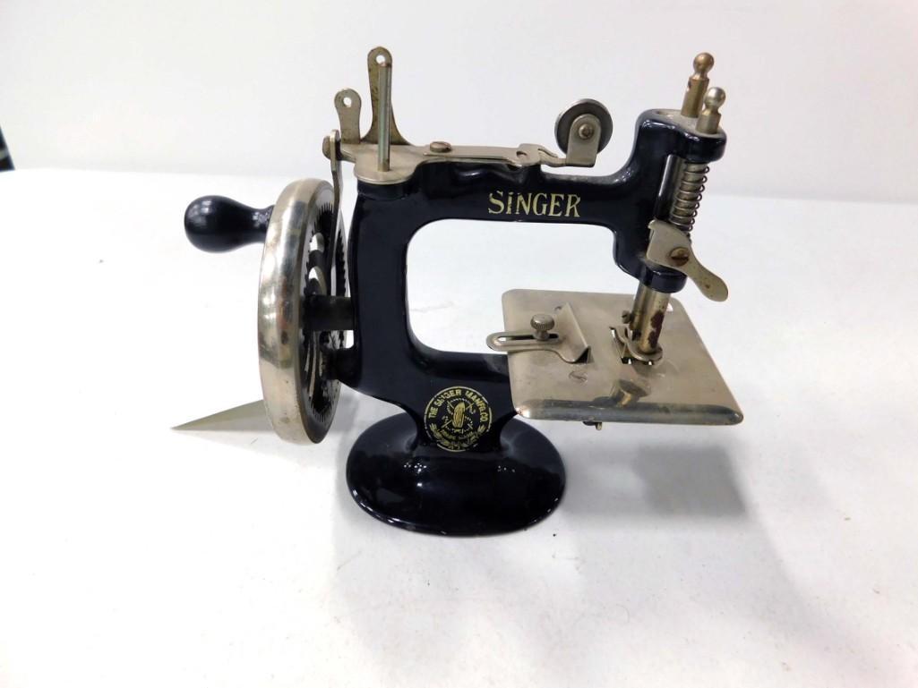 Small Toy Singer Sewing Machine (1 of 5)