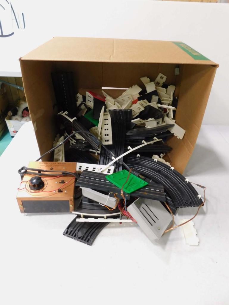 Aurora HO Car Set , Amplifier , Controls , Buildings , (1 of 6)