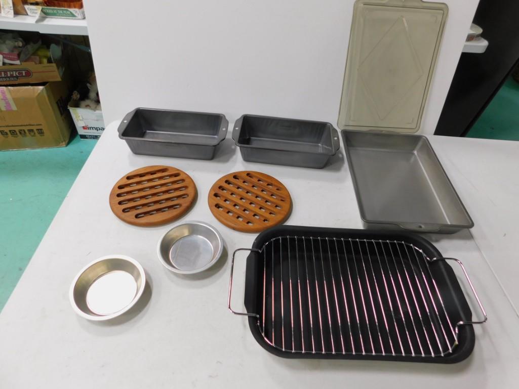Lot of Baking Pans: Lot of Baking Pans incl Cake Pans , etc