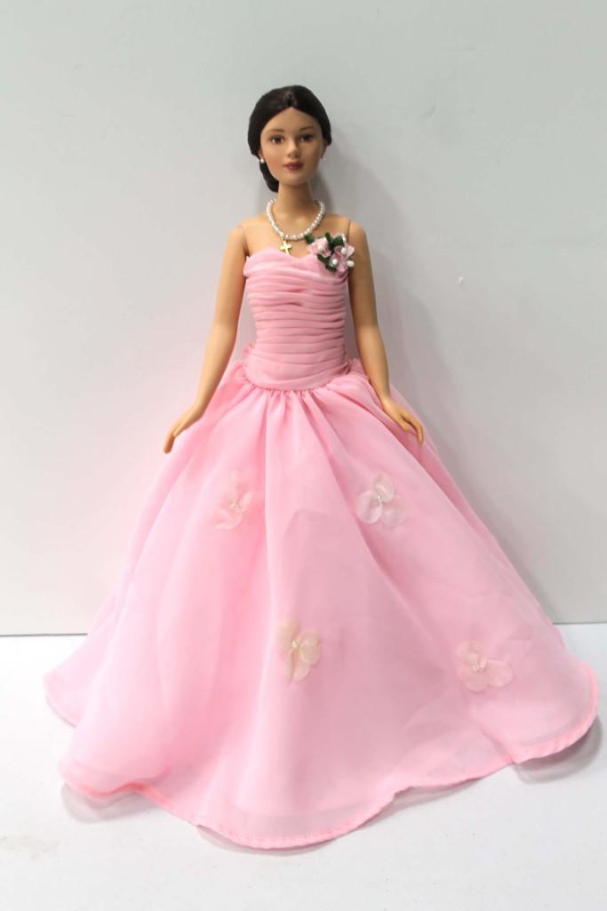Robert Tonner Seventeen 1950s Prom Doll . No Shoes: Robert Tonner Seventeen 1950s Prom Doll . No Shoes . Only includes what is pictured. VGC. Has stains on shoulder