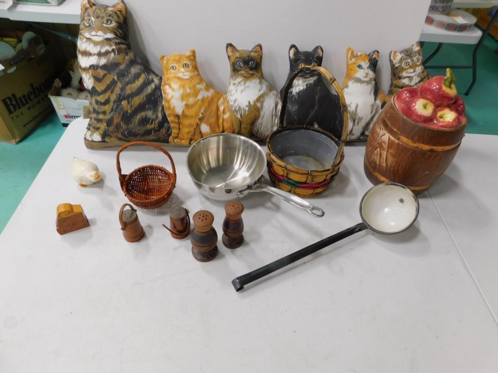 Cat Draft Dodger and Doorstop , Basket , Apple Cookie (1 of 3)