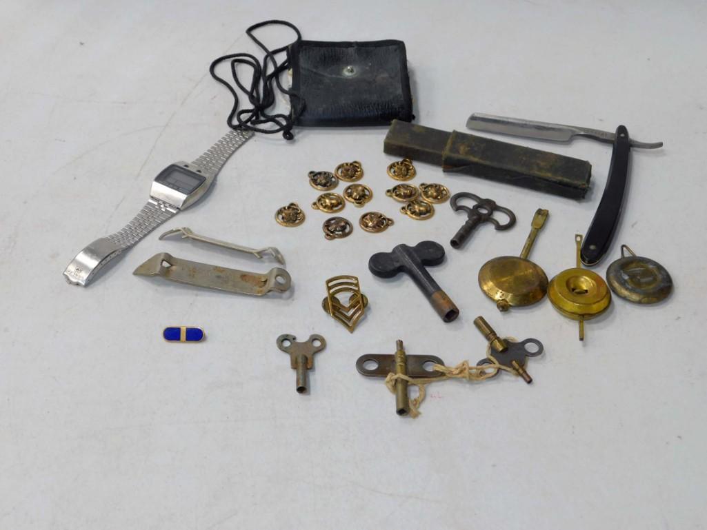 Vintage Smalls incl 11 Elsie the Cow Pins and Buttons (1 of 5)