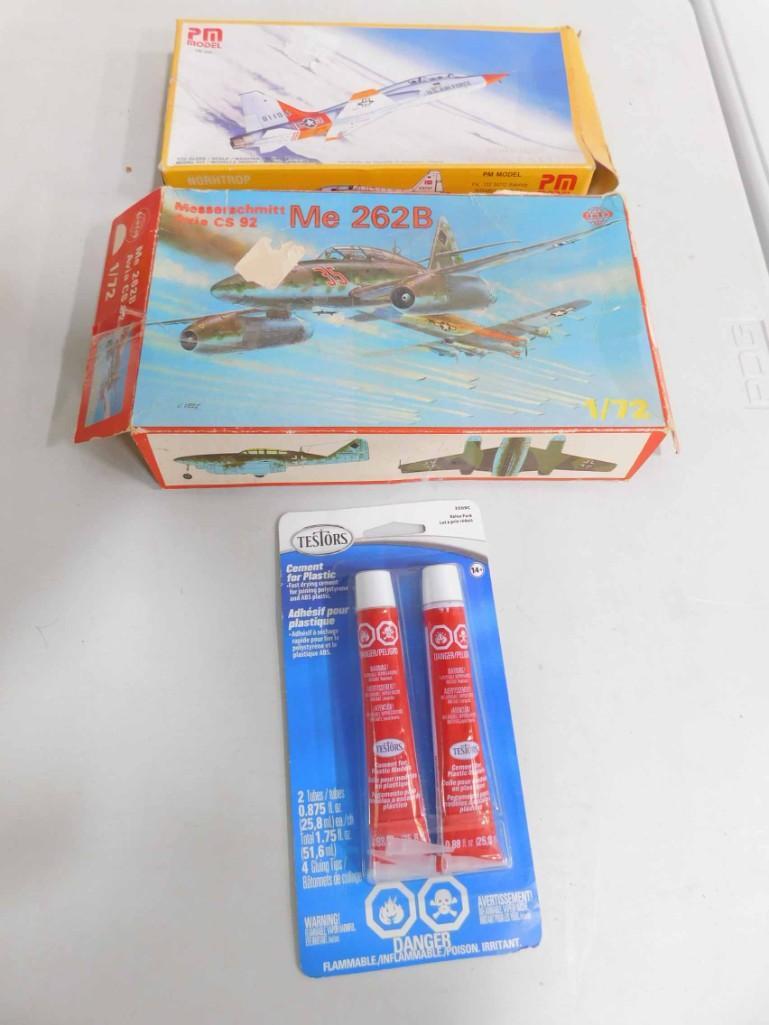 2 Airplane Model Kits incl German ME262 and a Northrup (1 of 4)