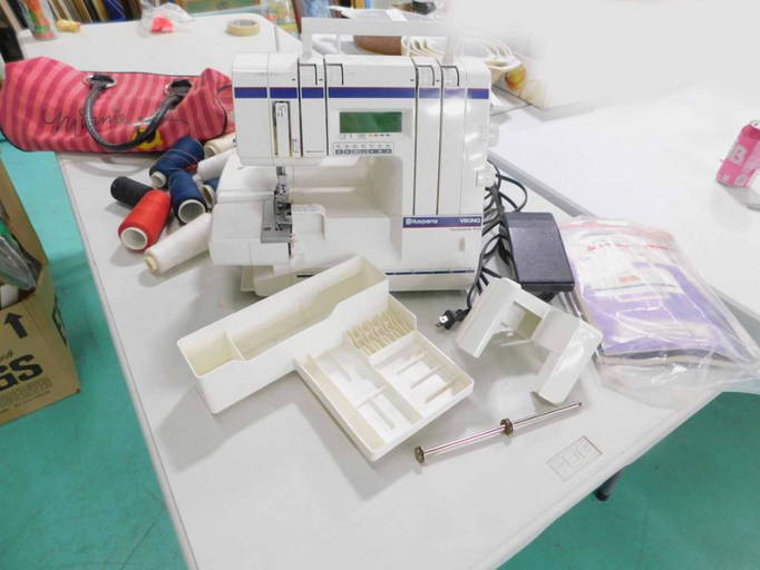 Husqvarna Viking Serger Sewing Machine Huskylock 910