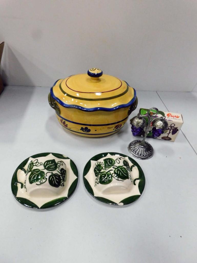 Covered Casserole, 2 Wall Pockets - Chipped , Plastic (1 of 6)