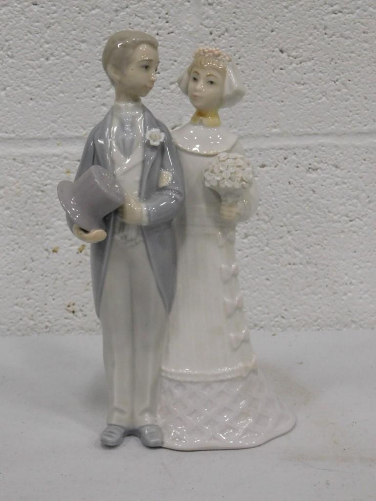 Lladro Figurine Bride and Groom approx 7.5" Tall (1 of 4)