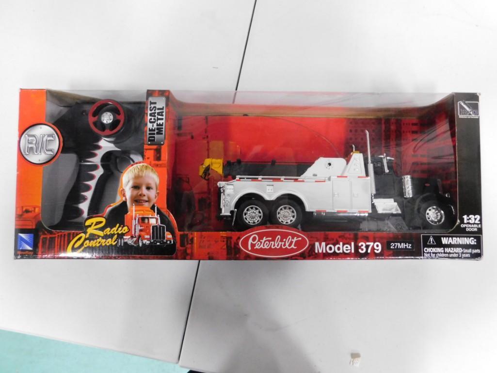 Remote Control Tow Truck Peterbuilt Model 379  1:32 (1 of 3)