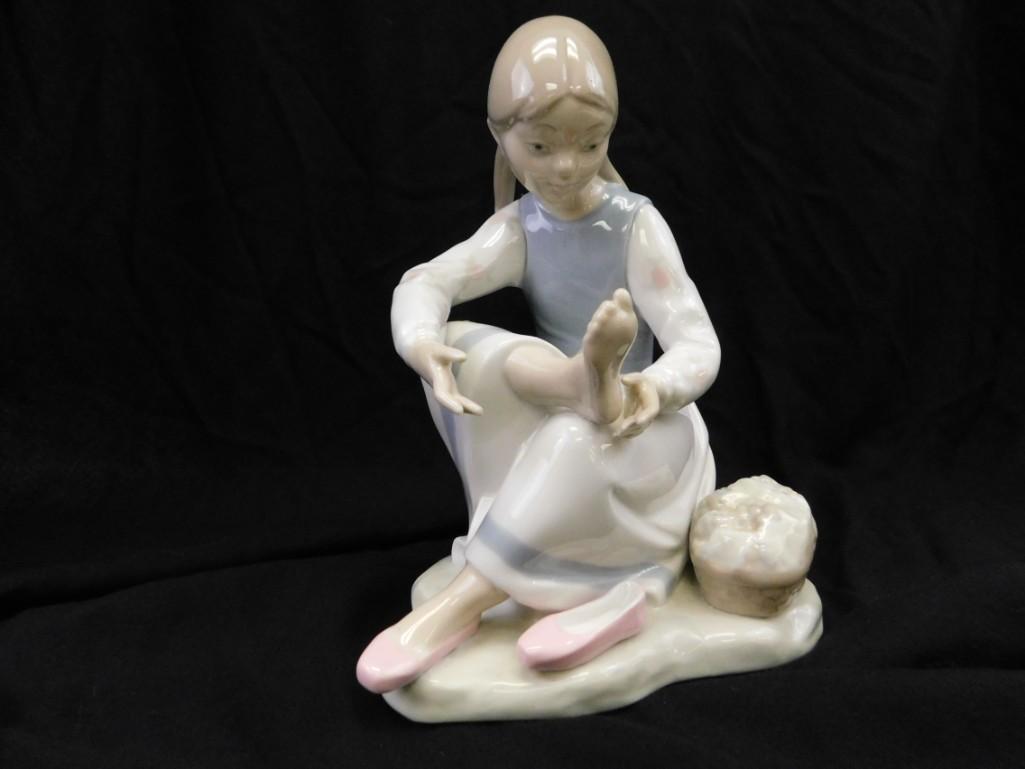 Dao by Lladro Girl Sitting Girl with Sore Foot (1 of 4)