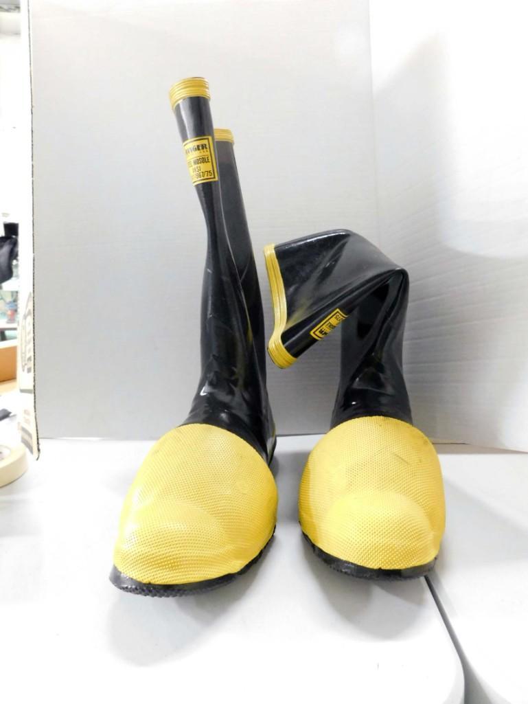 Pair of Ranger Steel Mid Sole Boots Size 13: Pair of Ranger Steel Mid Sole Boots Size 13