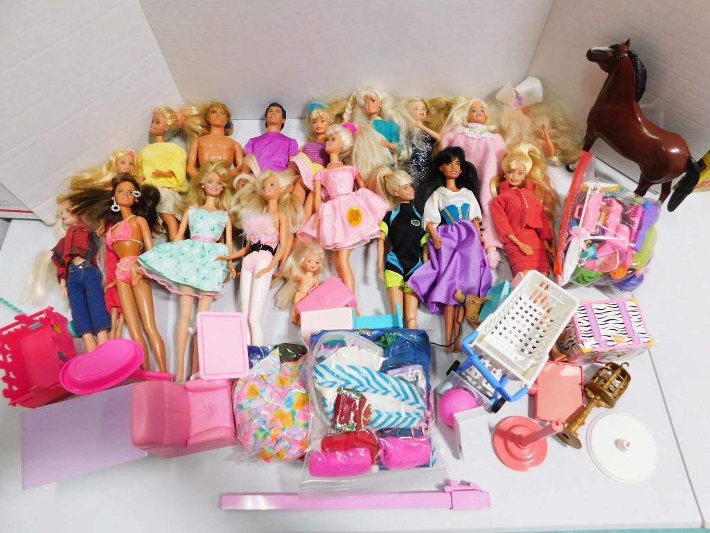 Lot of Barbie and Fashion Dolls Dolls with Accessories: Lot of Barbie and Fashion Dolls Dolls with Accessories