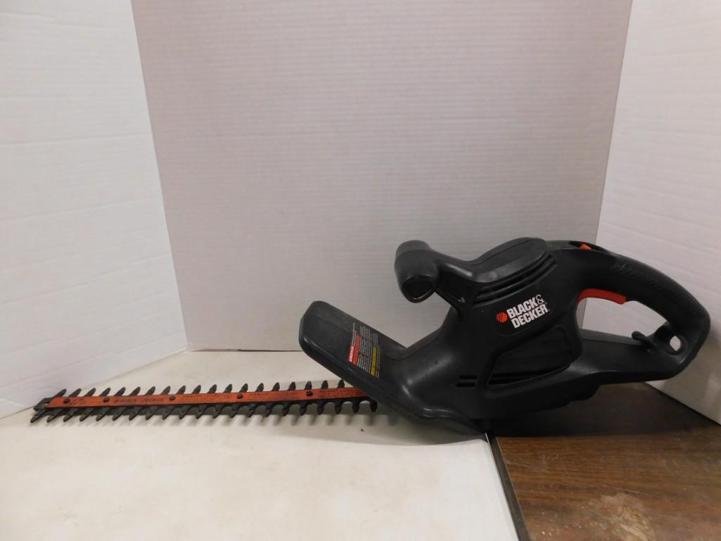 Black and Decker Hedge Trimmer Works (1 of 1)
