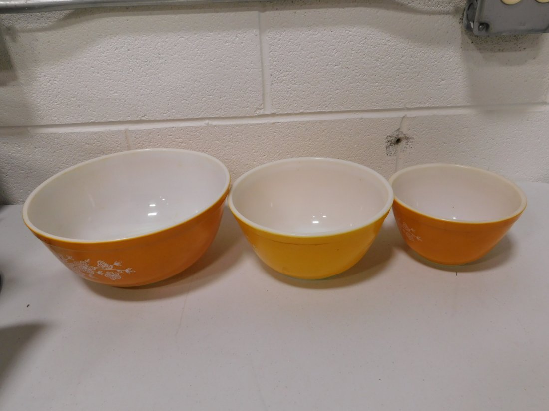 Set of 3 Vintage Butterfly Pattern Pyrex Nesting Bowls (1 of 6)