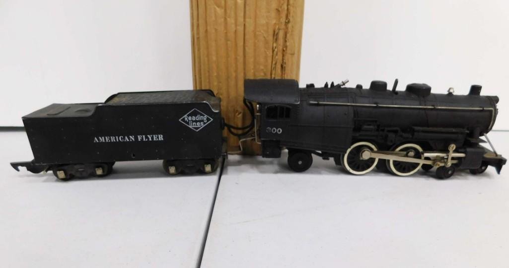 1940s American Flyer Locomotive and Tender #300 Reading: Vintage 1940s American Flyer Locomotive and Tender #300 Reading Lines . Comes in original cardboard wrapper. Condition: untested