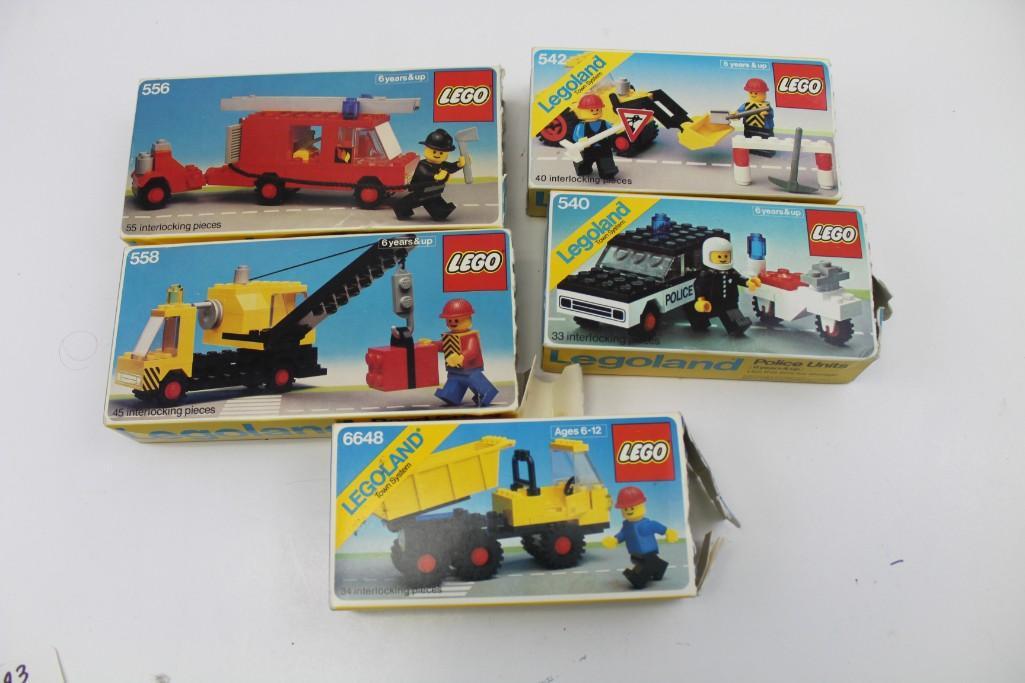 Lot of Lego and 5 boxes: Lot of VIntage Lego and 5 boxes. All boxes are open with loose pieces inside. Not checked for completeness, but each box has a mini figure inside.