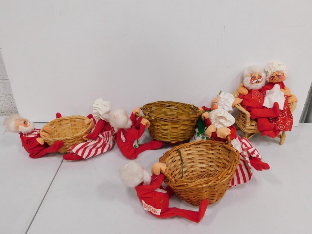 Lot of Santa and Mrs. Claus Annalee Dolls with baskets: Lot of Santa and Mrs. Claus Annalee Dolls with baskets