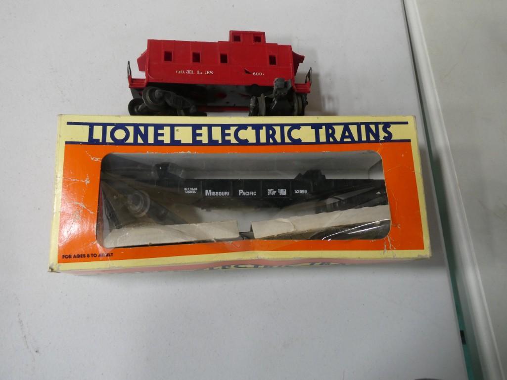 Lot of 2 Lionel Train Cars: Lot of 2 Lionel Train Cars