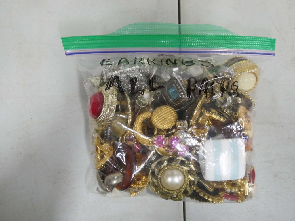 Lot of Costume Jewelry: Lot of Costume Jewelry