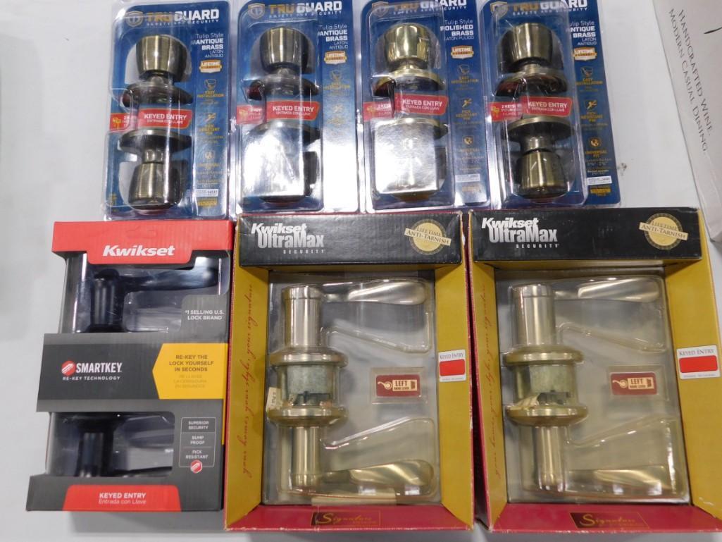 7 Keyed Entry Doorknobs New in Box incl Kwikset and Tru (1 of 3)