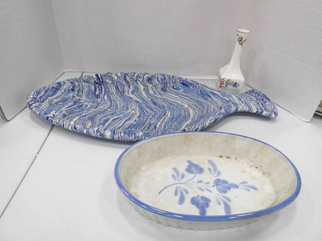 Large Blue and White Fish Platter and a Dish and a Bud: Large Blue and White Fish Platter and a Dish and a Bud Vase Condition: casserole dish is dirty