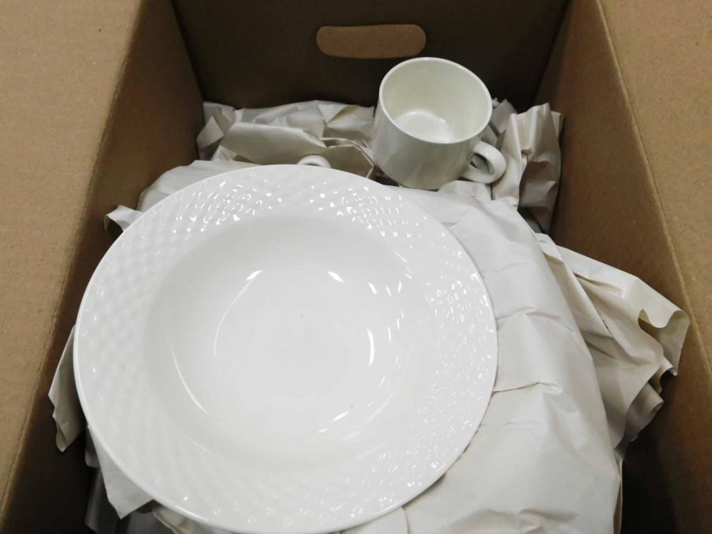 Set of Dishes incl Cups , Saucers, Plates , etc: Set of Dishes incl Cups , Saucers, Plates , etc