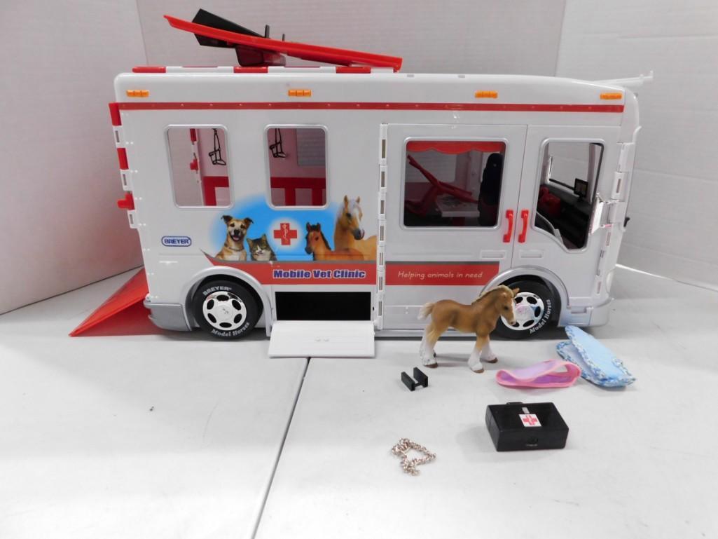 Breyer Mobile Vet Clinic: Breyer Mobile Vet Clinic Condition: unchecked for completeness. Comes with everything that you see in the pictures