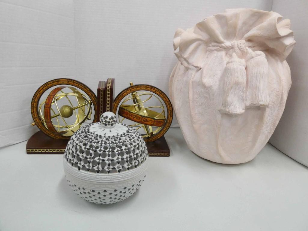 Pair of Bookends and 2 Vases: Pair of Bookends and 2 Vases