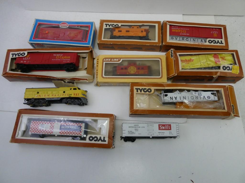 Lot of H0 Scale Trains and engines (1 of 5)