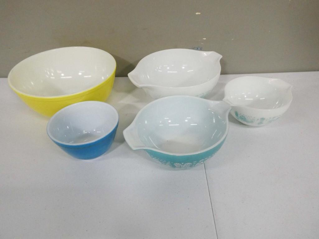 5 Vintage Pyrex Bowls incl Amish Butterprint and Yellow: Vintage Pyrex Bowls incl Amish Butterprint and Yellow and Blue Condition: all of them have dishwasher wear , utensil marks , wear from use . Designs are partly worn off
