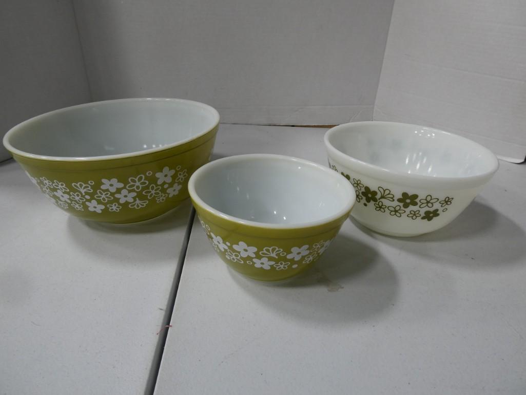 Set of 3 Vintage Pyrex Bowls: Set of 3 Vintage Pyrex Bowls