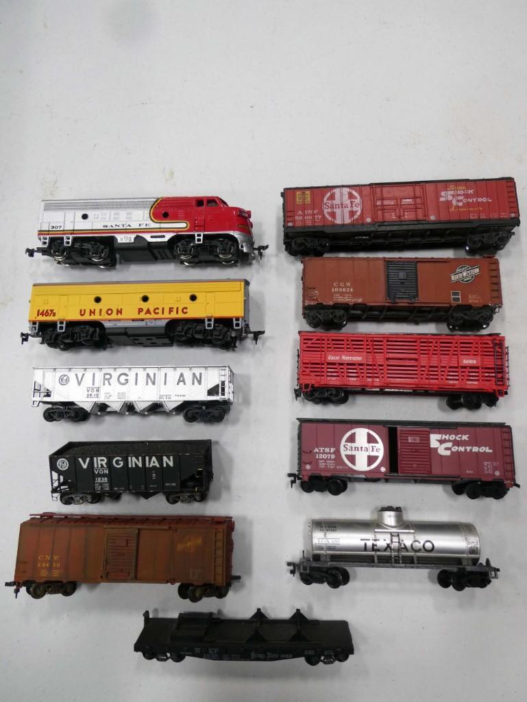 Lot of 10 Model Train Cars and an Engine (1 of 1)