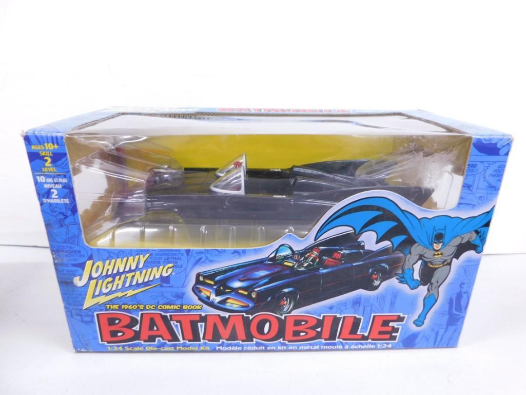 Johnny Lightning Batmobile 1:24 Scale Die Cast Model Kit New in Package (1 of 4)