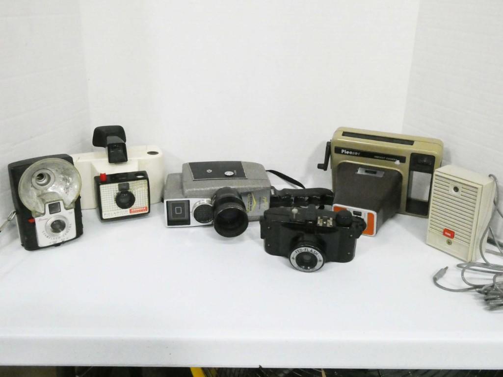Lot of Vintage Cameras: Lot of vintage cameras incl Polaroid Swinger , Fed Flash , Revere Eye Matic , etc