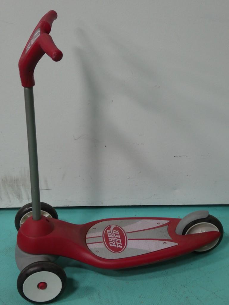 Radio Flyer Kids Scooter (1 of 4)