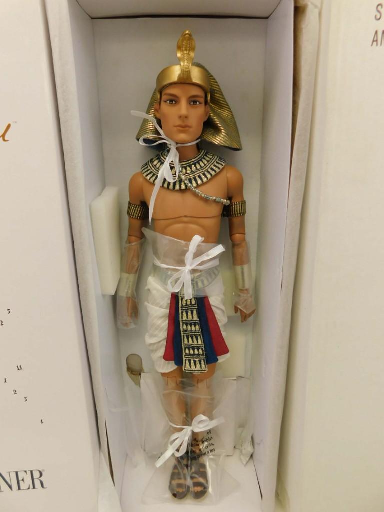 Tonner déjà vu Ani Egyptian 17" Ltd. Ed. Male doll w/ Box: Tonner déjà vu Ani Egyptian 17" Ltd. Ed. Male doll w/Box . 17", all vinyl, posable. LE/300 by Robert Tonner 2015. Missing sickl, papers, doll stand. With box & shipper