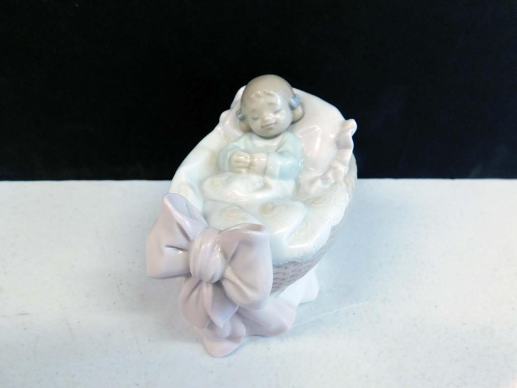 Lladro A New Treasure 6977 Baby Girl in Bassinet Figurine (1 of 4)